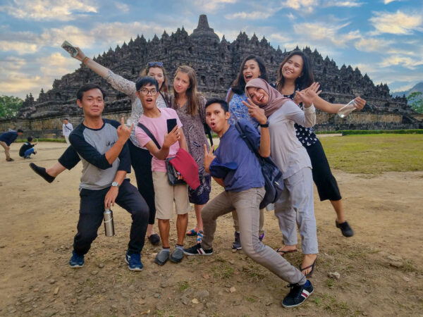 Students from the University of Puget Sound along with students from across Indonesia to study and work collaboratively on ethnographic research projects across a range of sociocultural themes.